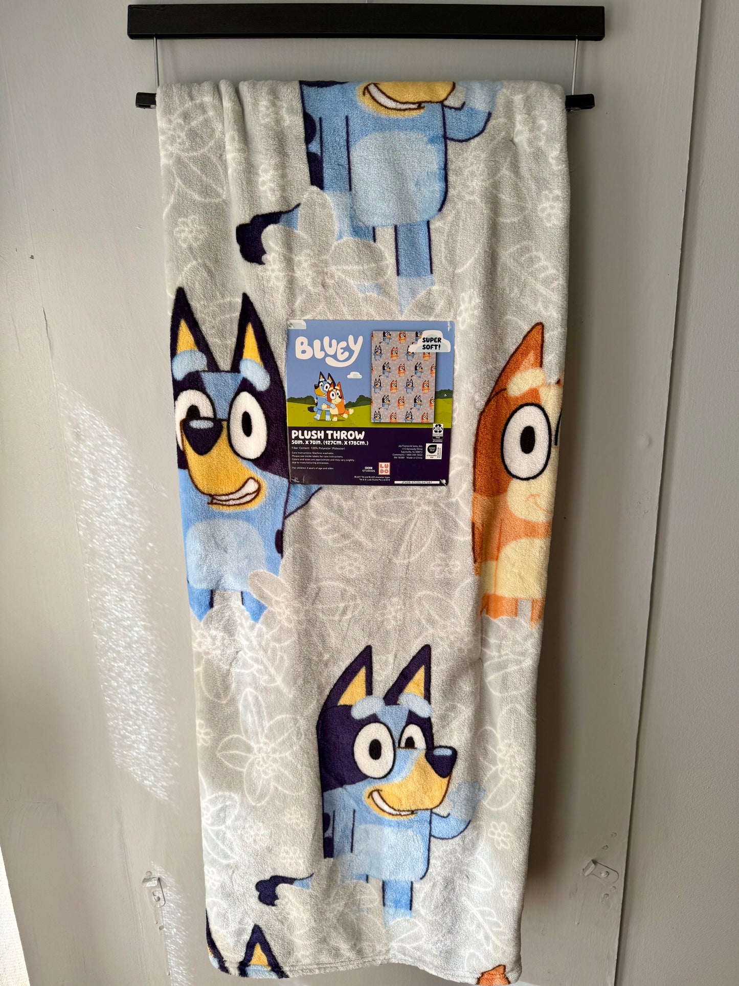 Bluey Plush Throw *grey*