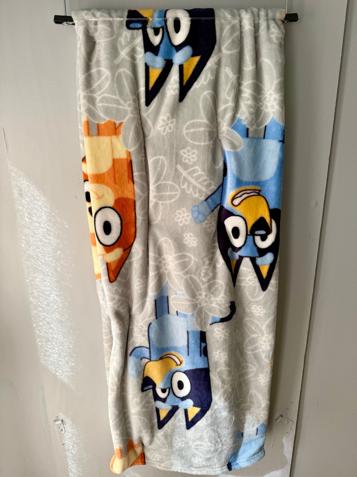 Bluey Plush Throw *grey*